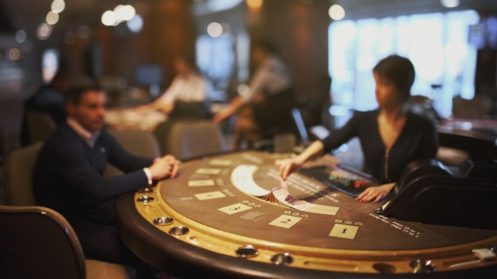 Ilustração divertida de um roubo de blinds no poker, com um guaxinim puxando fichas das blinds na mesa