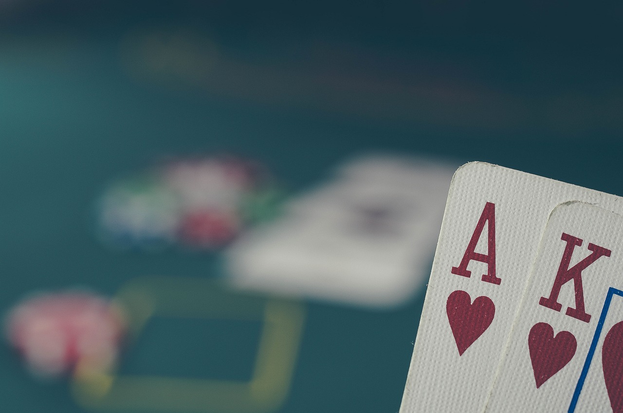 Cartas, fichas e mesa de poker ilustrando as situações que todo jogador de poker já viveu
