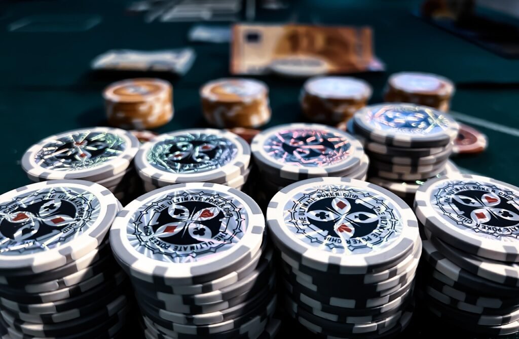 Dobradinha brasileira no Bounty Hunters HR Main Event da GGPoker, ilustrada por uma mesa final de poker com fichas e troféu