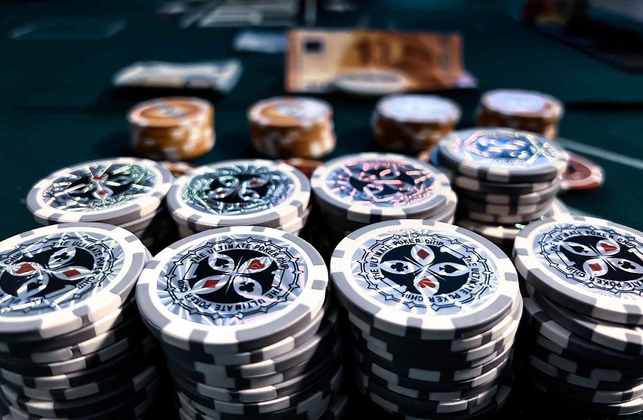 Dobradinha brasileira no Bounty Hunters HR Main Event da GGPoker, ilustrada por uma mesa final de poker com fichas e troféu