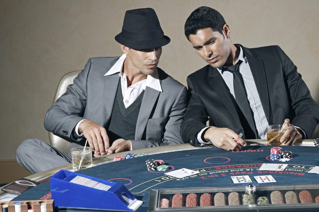 Mesa de torneio com cartas e fichas ilustrando uma mão de A-x suited em Sit & Go contra jogador agressivo
