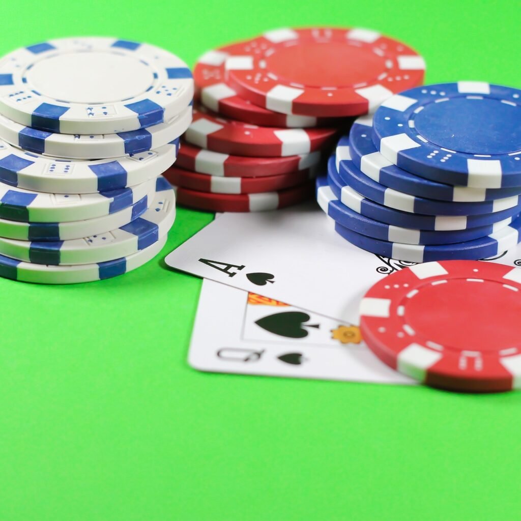 Jogador de poker em dúvida com AK no hijack diante de um flop monotone, em ilustração bem-humorada