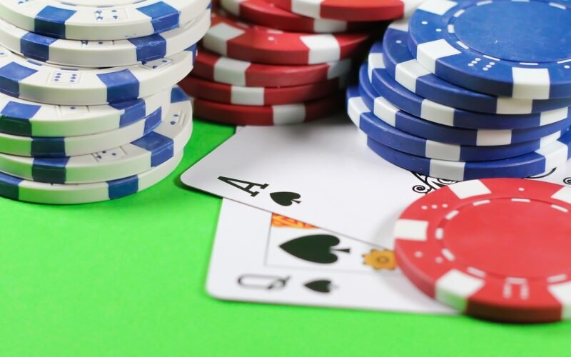 AK no hijack com flop monotone: call, fold ou raise?