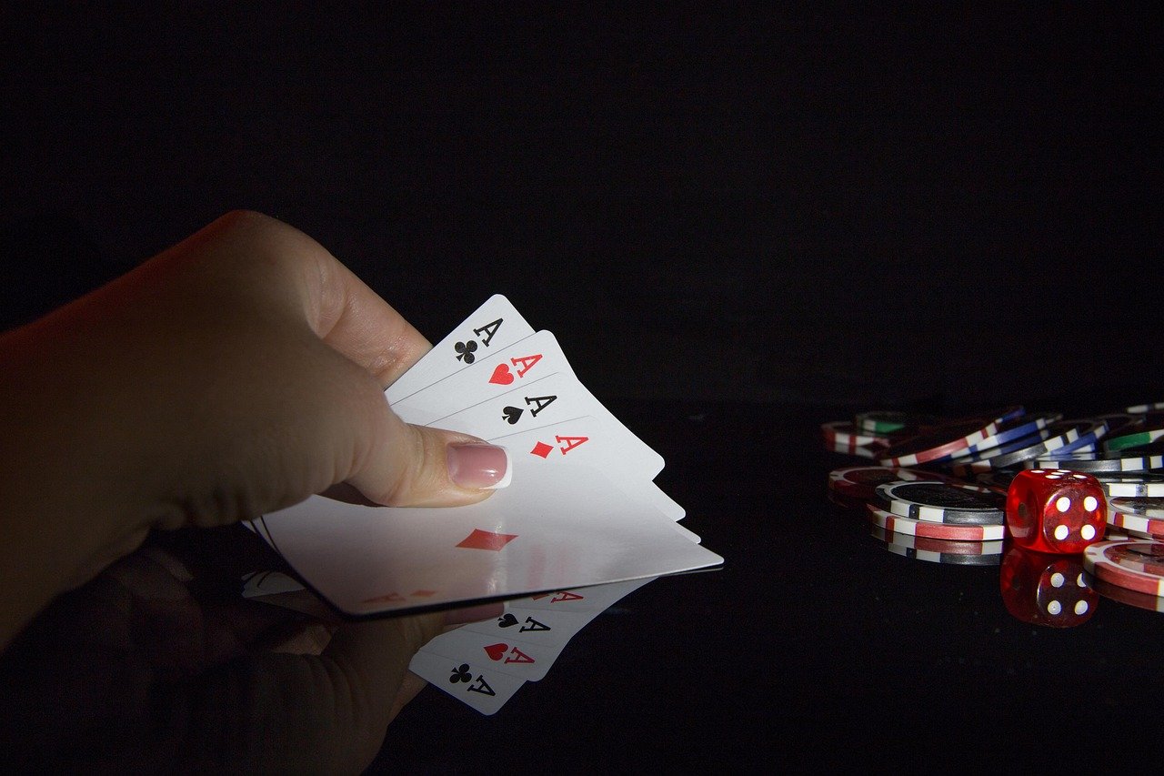 Mesa de poker com cartas e fichas ilustrando curiosidades sobre o Texas Hold'em