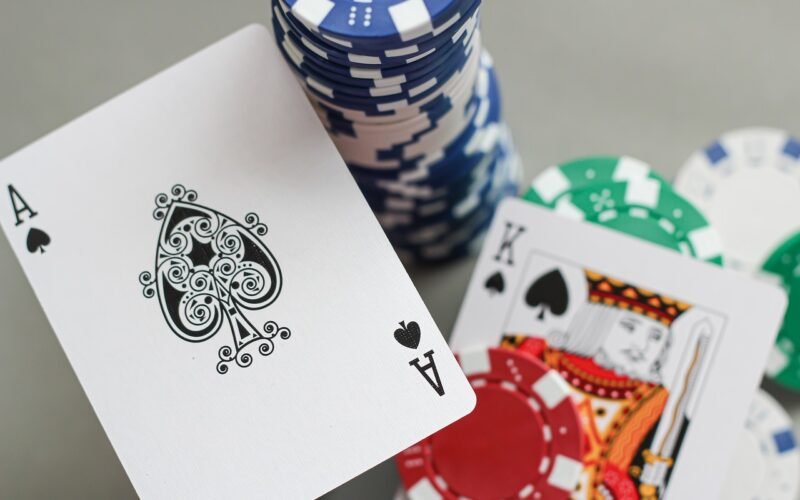 AJ suited com stack curto: call ou fold? Mão do Dia