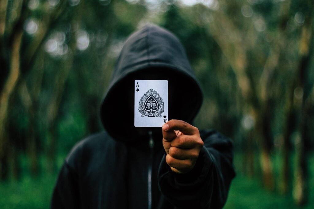 Ilustração de um bad beat no hijack: par de ases na mesa de poker e uma carta de copas caindo no river