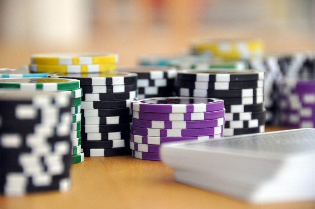 Mesa de poker com flop e fichas ilustrando as probabilidades do poker que todo jogador deve decorar